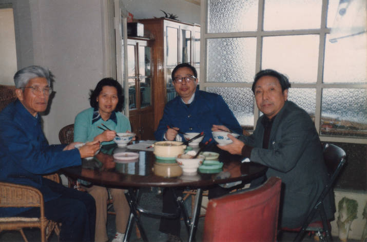 图1 许良英、李淑娴、方励之、刘宾雁商量召开反右运动历史讨论会（许良英提供，1986年11月14日摄于许良英家） 