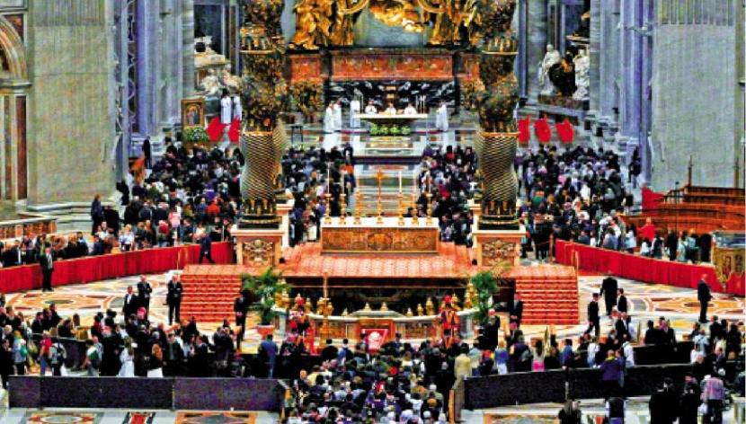图:4月25日,大批信众在圣伯多禄大殿等候瞻仰已故教宗方济各的遗容。\法新社