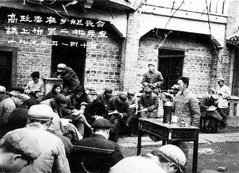 1953年，从中共中央中南局、湖南大学和省政协抽调一批干部组成工作组，到嘉禾县进行土改。图为工作组在乡组长会议上布置工作。 