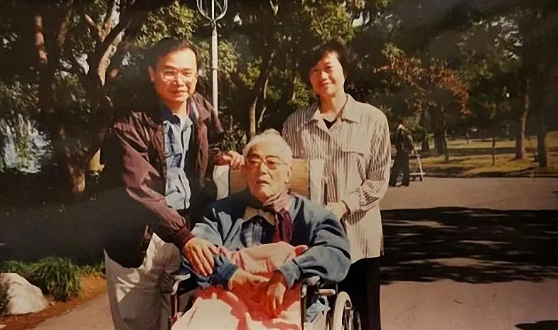 1995年李小林夫婦與父親巴金在杭州 