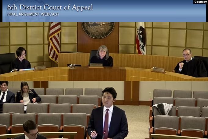 2023年11月16日上午，由公民力量发起的针对微信的集体诉讼在美国加州圣何塞的加州上诉法院迎来第二次开庭审理: 原告律师王代时（Times Wang）进行陈述。 (法庭辩论现场截图) 